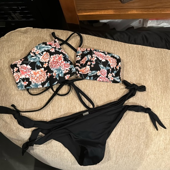 Bikini - Picture 1 of 7